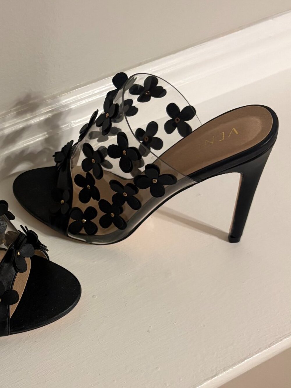 NEW Venus Black floral heels - Size 7.5